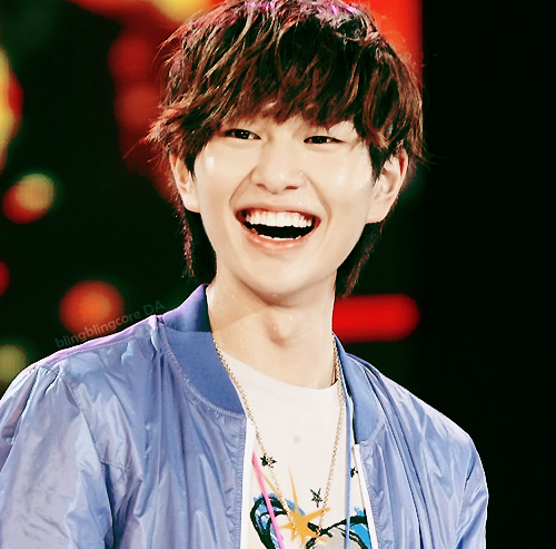 onew_smiling_by_blingblingcore-d46b8eh.j