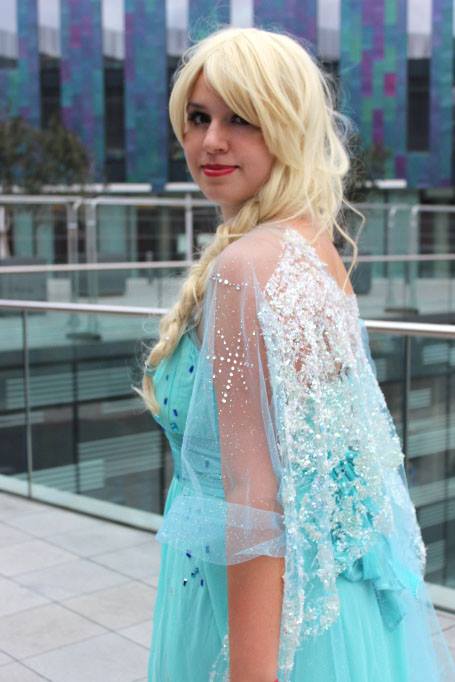 Elsa the snow queen cosplay