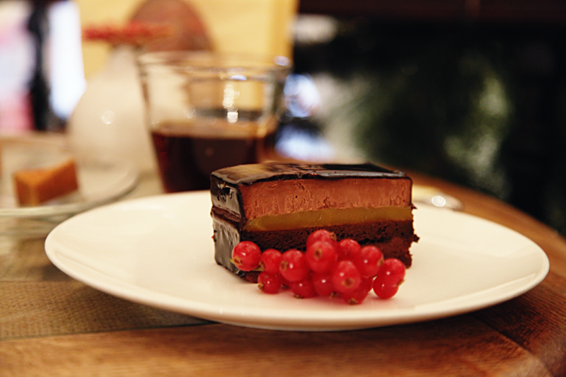 chocolate_cake_by_akinosora-d5vx06l.jpg